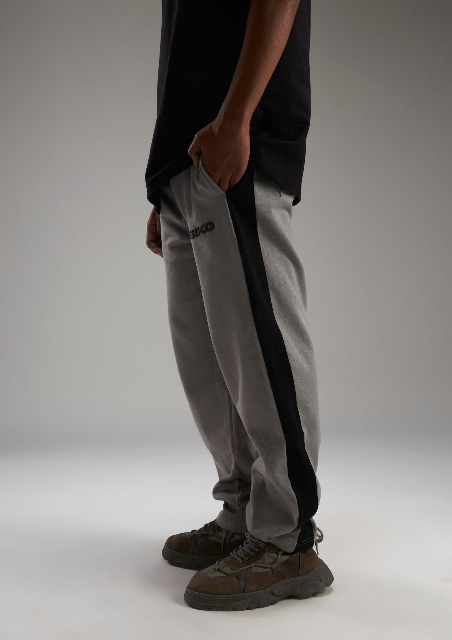 GREY STRAIGHT FIT SWEATPANTS