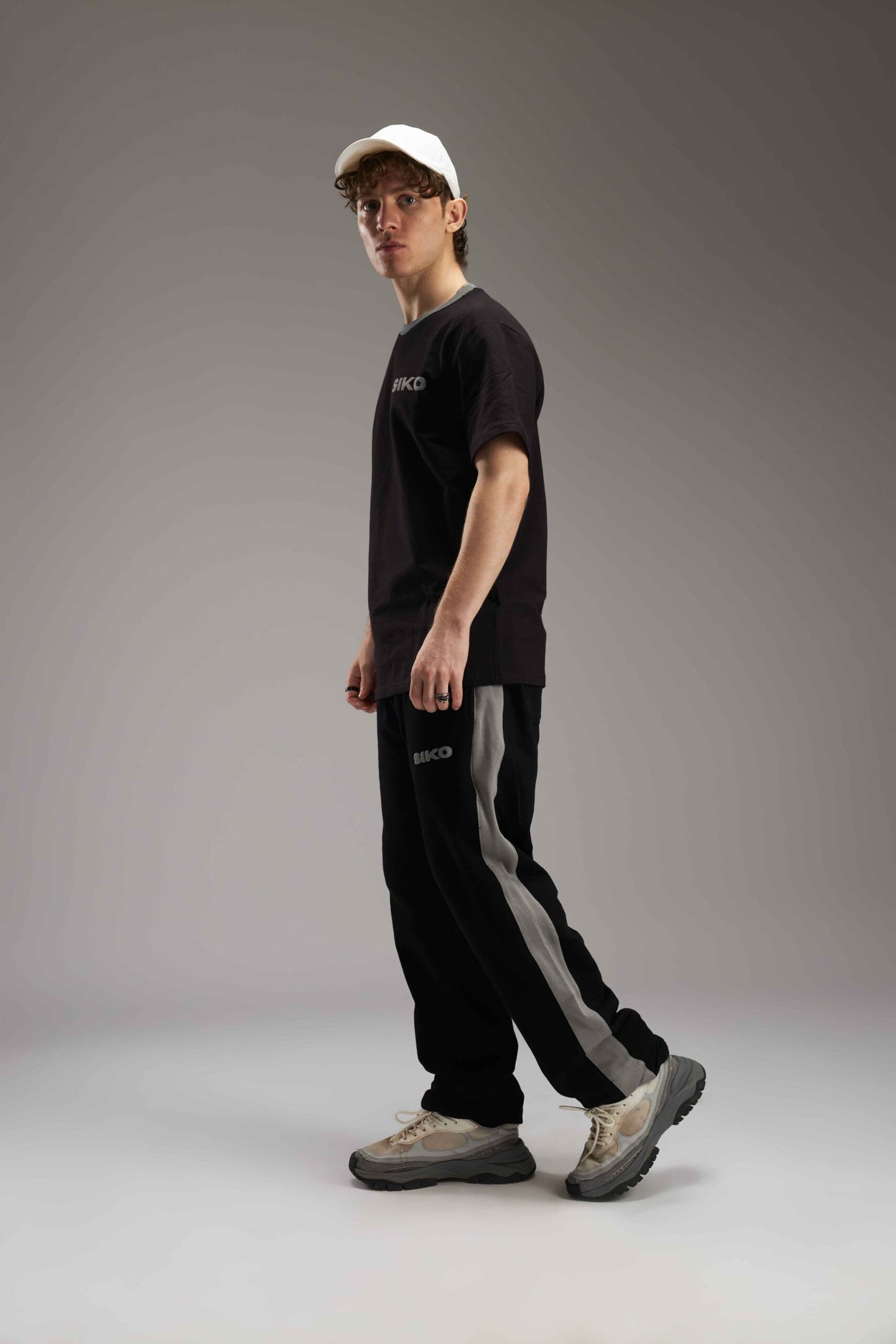 BLACK BASIC REGULAR FIT TEE