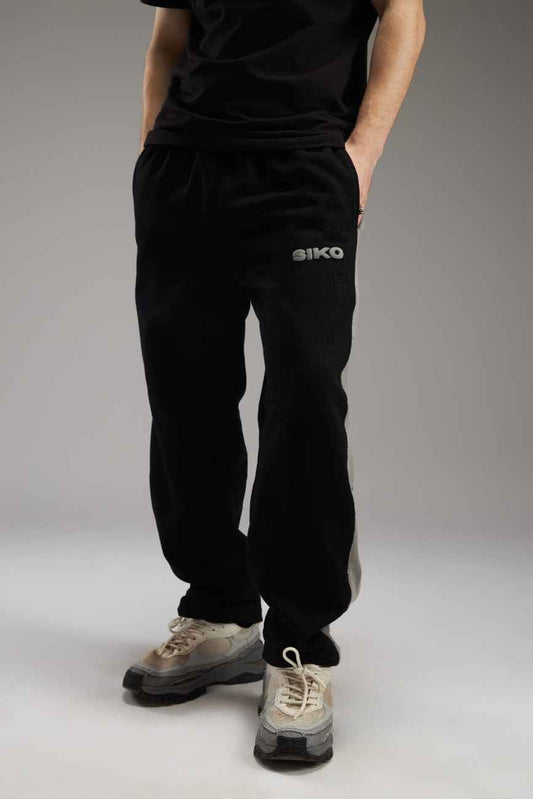 BLACK STRAIGHT FIT SWEATPANTS
